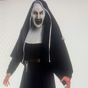 Scary nun costume x-large UNISEX worn once to work for a few hours with cross